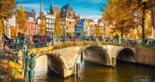 visitando los famoso puentes y canales de amsterdam durante el tour gratis de sandemans