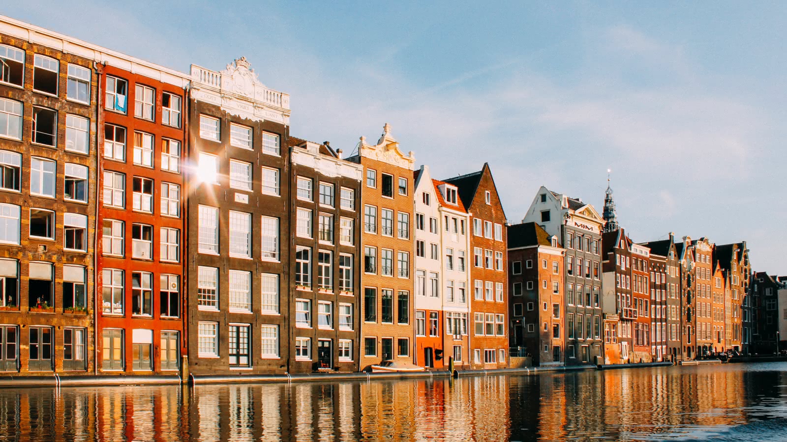 explorando los famosos canales de amsterdam durante el free tour de sandemans