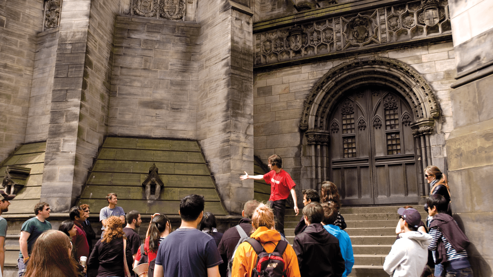 El grupo del Free Tour delante de la Catedral de St. Giles en Edimburgo