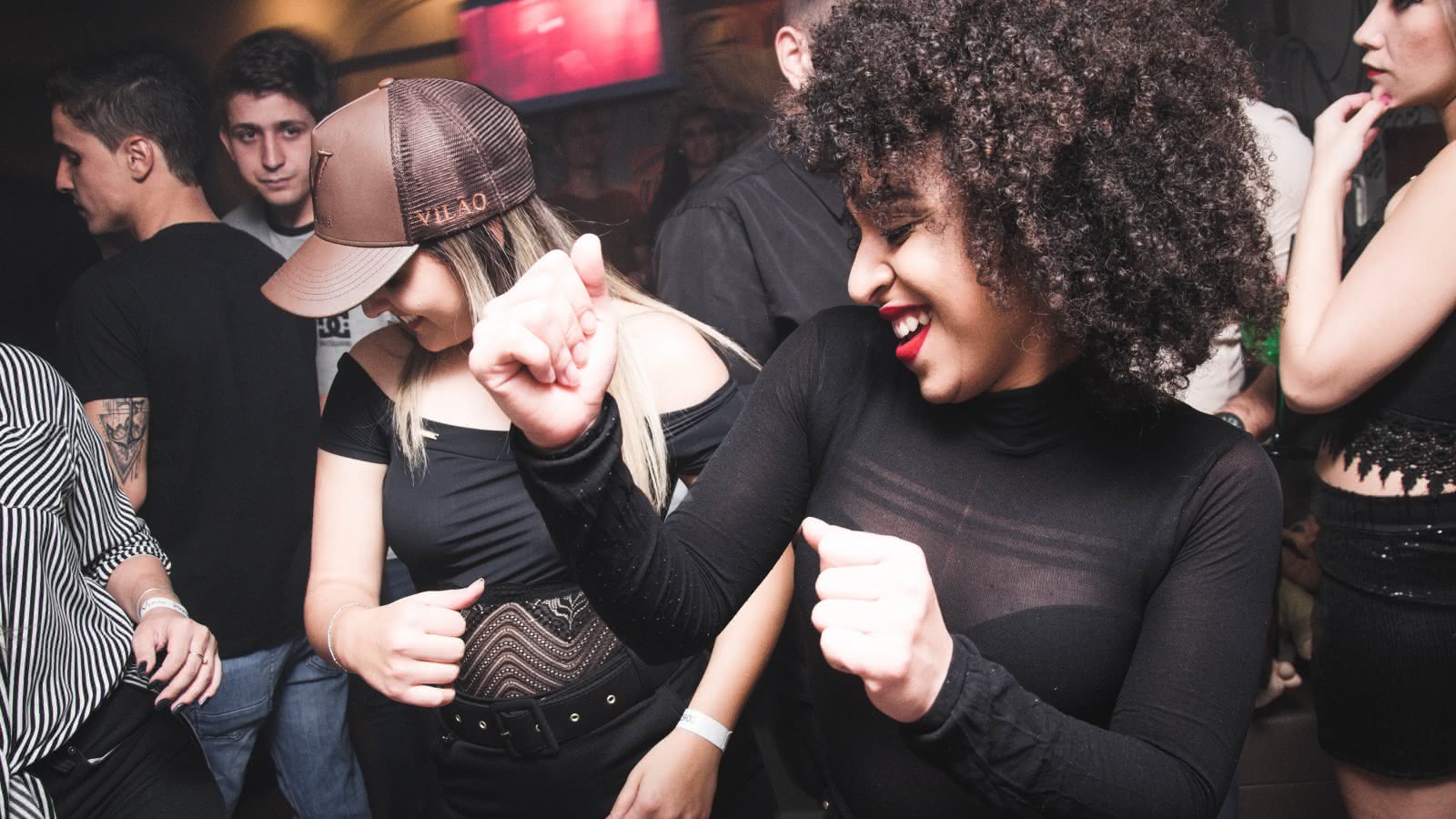 Chicas bailando en el club durante el Pub Crawl de Hamburgo