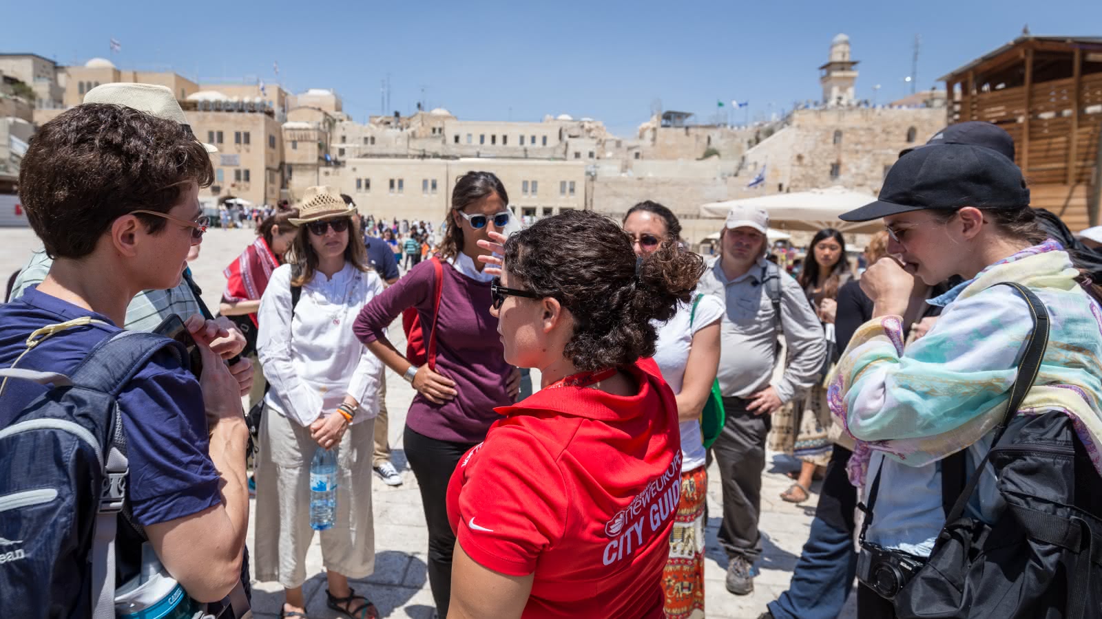 El grupo del free tour de jerusalén explorando la ciudad vieja