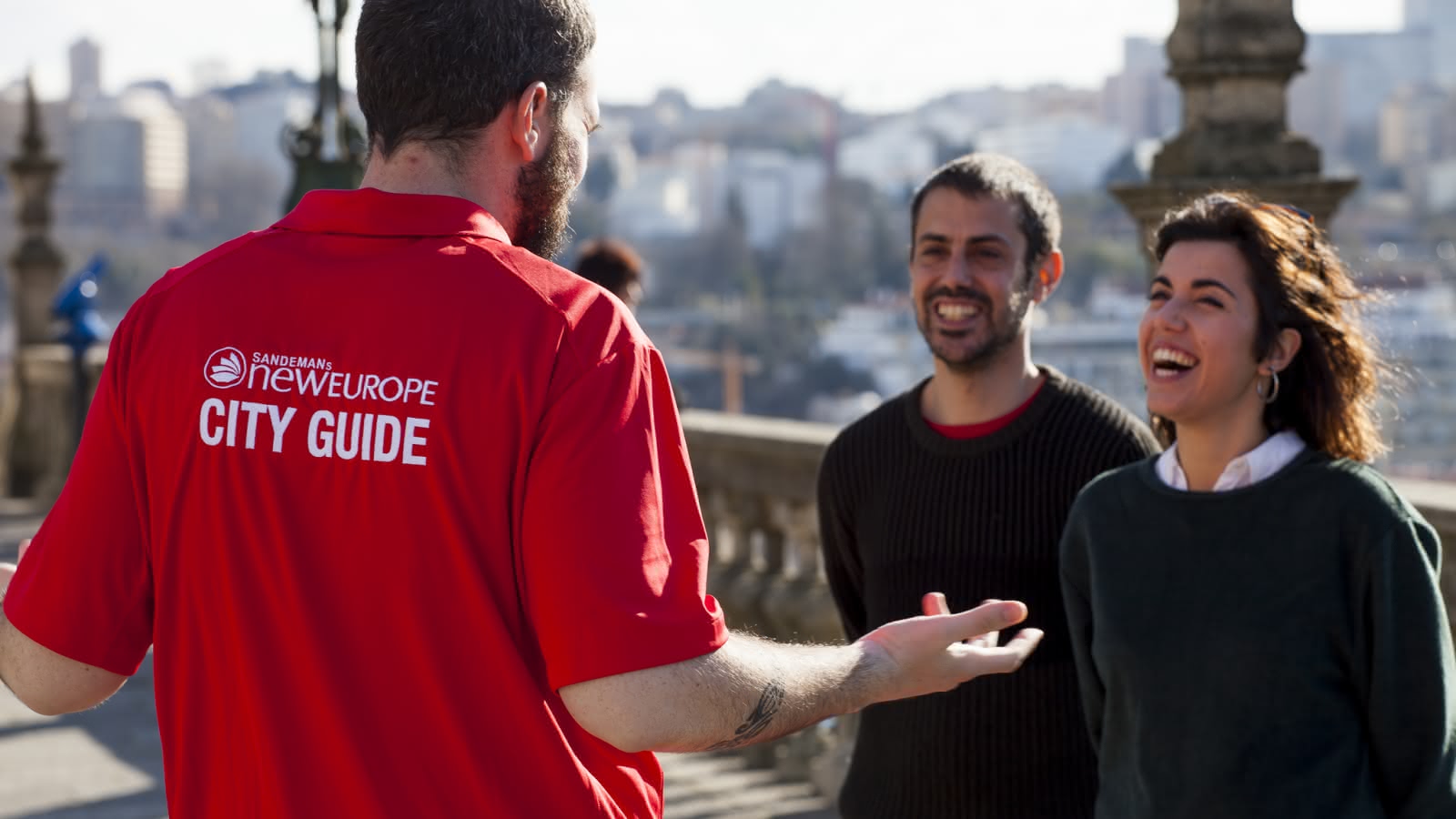El guía haciendo reír a los participantes del Free Tour de Oporto 