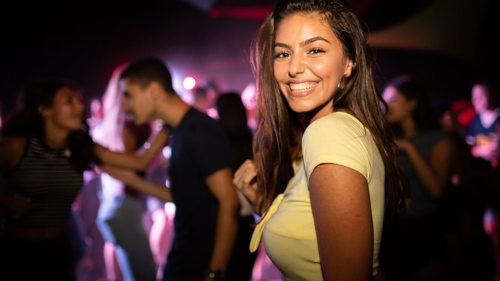 Un chica en el club durante el Pub Crawl de Copenhague