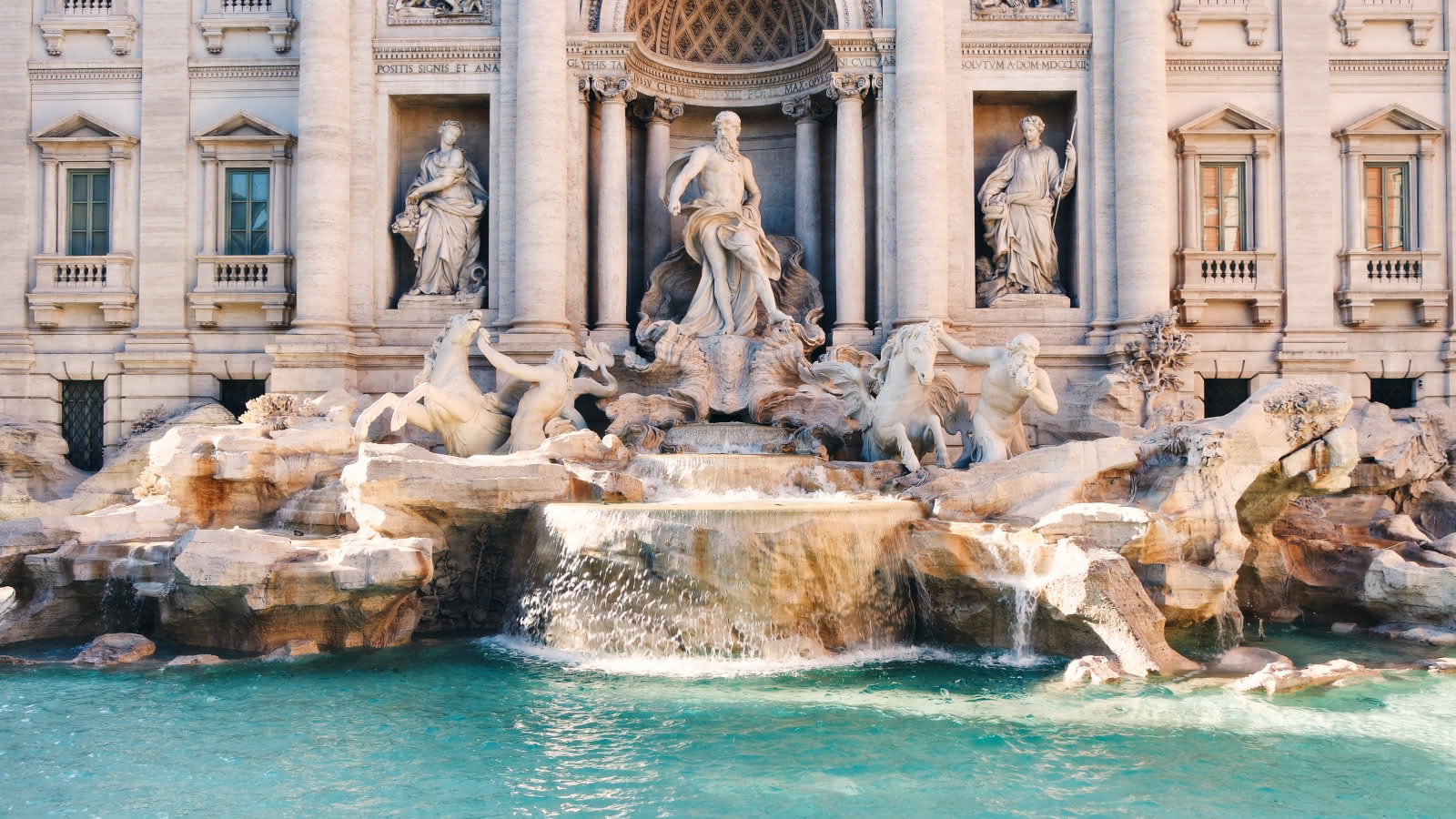 trevi fountain statues in rome